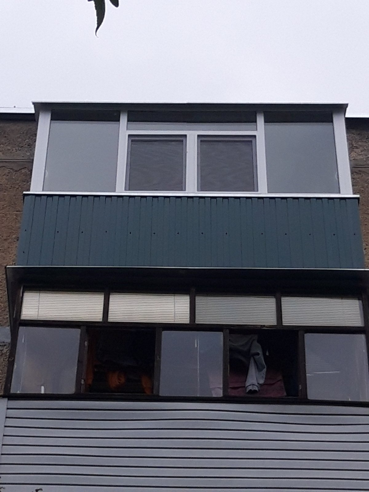 пример внешней отделки балкона сайдингом и профнастилом №15