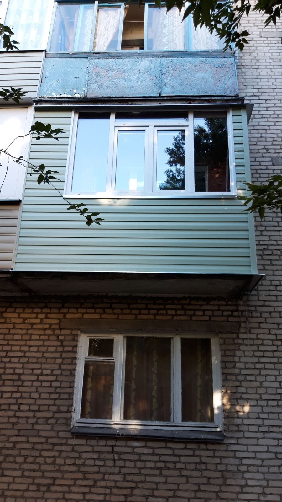 пример внешней отделки балкона сайдингом и профнастилом №16