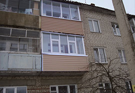 пример внешней отделки балкона сайдингом и профнастилом №3