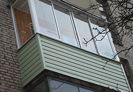пример внешней отделки балкона сайдингом и профнастилом №4
