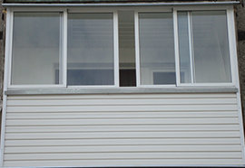 пример внешней отделки балкона сайдингом и профнастилом №5