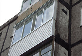 пример внешней отделки балкона сайдингом и профнастилом №6