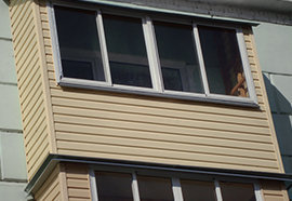 пример внешней отделки балкона сайдингом и профнастилом №7