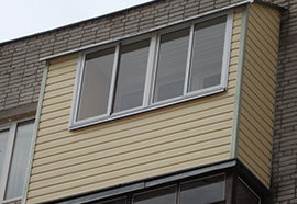 пример внешней отделки балкона сайдингом и профнастилом №8
