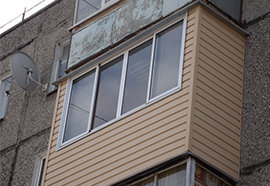 пример внешней отделки балкона сайдингом и профнастилом №9